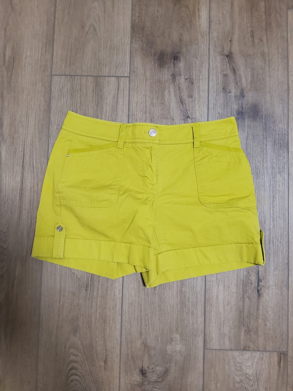 White House Black Market Pop Of Color Cuffed Twill 5" Mid Rise Shorts